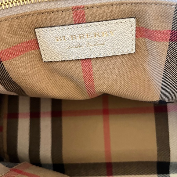Burberry leather soft grain, medium buckle tote. Box bag cards. - Picture 7 of 9